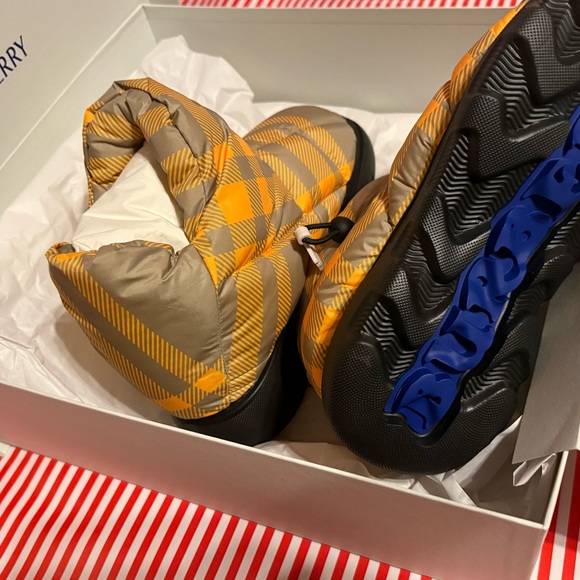 Burberry Yellow and Brown Boots with Quilted Design - Picture 7 of 7